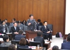 鳩山総理とともに子ども手当法案の答弁