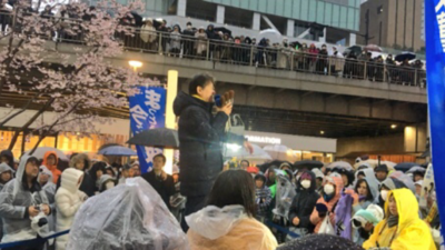 「まっとうな政治を求める緊急大街宣 」で枝野代表とともに演説